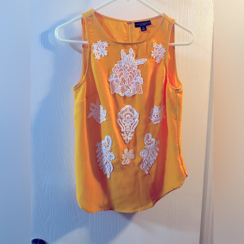 VICTORIA BECKHAM FOR TARGET SIZE XS MADE IN CHINA TUNIC MUSTARD W/ WHITE DESIGN